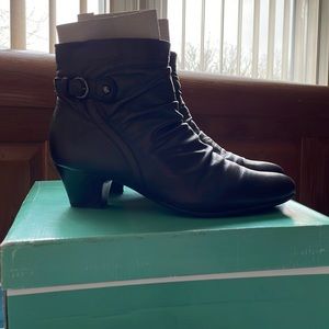 Clark’s leather boots size 10